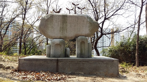  1994년 광주 사직공원에 세워진 이수복(1924~1986) 시인의 시비. 시제는 <봄비> 
