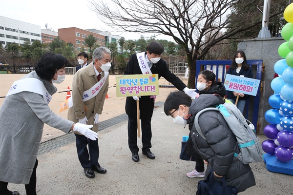  박종훈 경남도교육감은 2일 아침 창원 용호초등학교에서 등교하는 학생들과 인사했다.