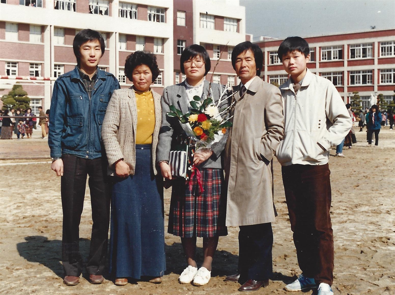  1984년 누님 고등학교 졸업식에 참석한 김성학씨(맨오른쪽)과 부모님.