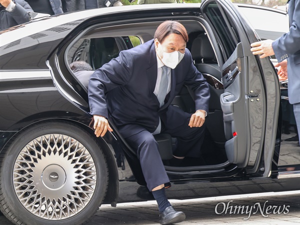  윤석열 검찰총장이 4일 오후 서울 서초구 대검찰청에 출근해 차량에서 내리고 있다.