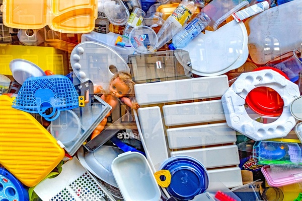  우리는 쏟아지는 플라스틱 쓰레기 세계에 살고 있다. 
