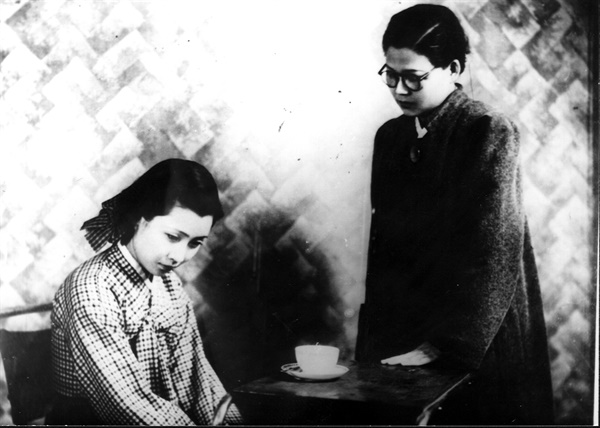  복혜숙(오른쪽)이 출연했던 작품 <반도의 봄>(1941년)