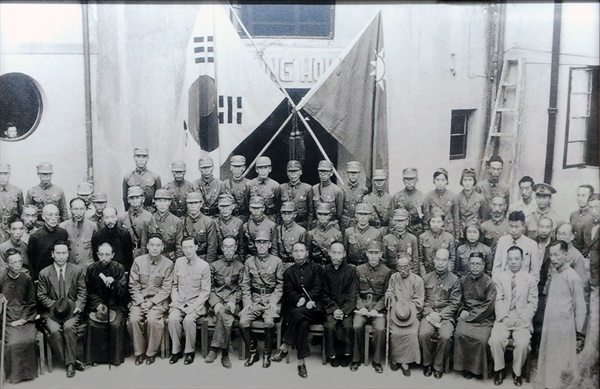  1940년 9월 17일, 충칭의 자링빈관에서 한국광복군 성립 전례식이 베풀어졌다. 김구 왼쪽이 총사령 지청천이다. 