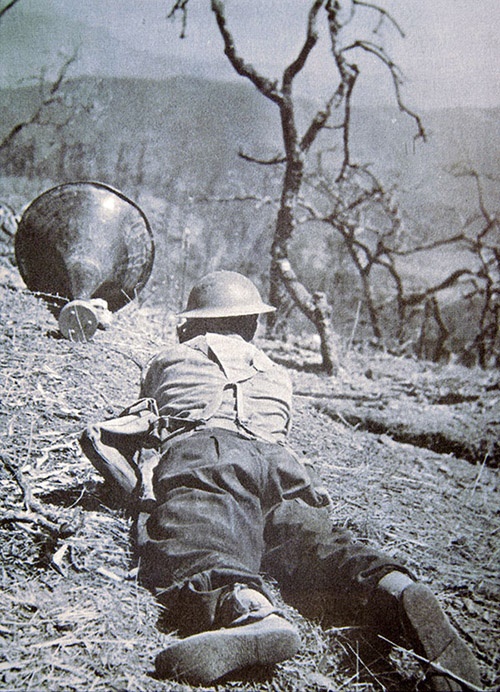  전선에서 광복군 대원이 일본군에게 한국어와 일본어로 회유 방송을 하고 있다. 앞에 커다란 확성기가 놓였다.