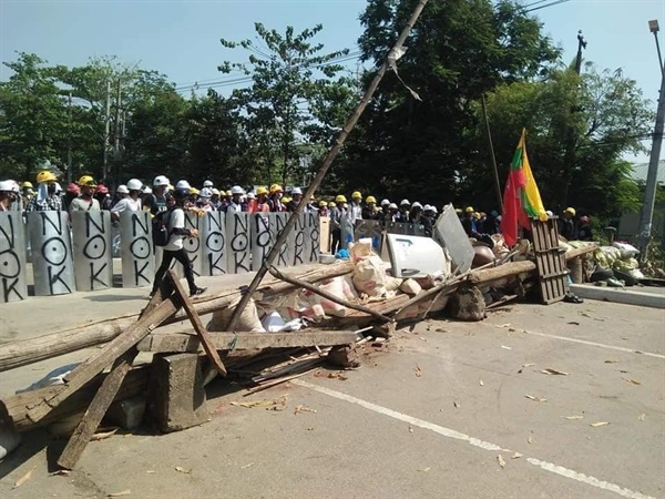  미얀마 민주화 시위와 경찰 진압.