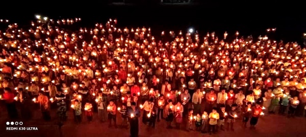  5일 저녁 미얀마 몽유와 지역에서 열린 촛불시위.
