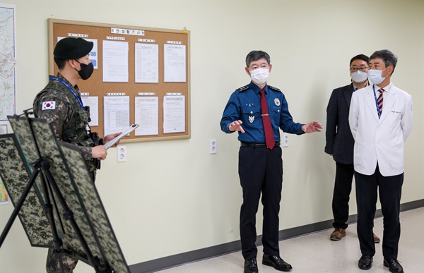  이문수 경남지방경찰청장이 8일 양산부산대병원을 찾아 코로나19 백신 접종 상황을 점검했다.