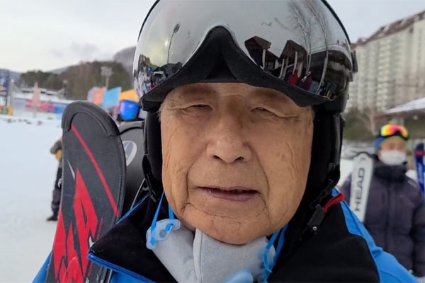  60세에 처음 스키를 타서 36년째 즐기고 있는 이근호 이사장
