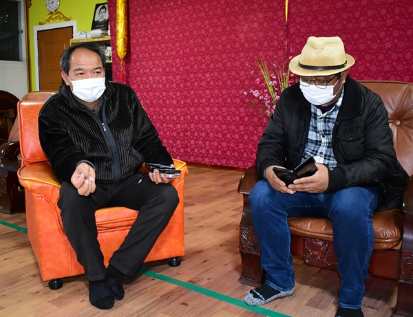  왼쪽부터 인터뷰 중인 얀나잉툰 NLD한국지부장, 통역을 도운 원라이씨.