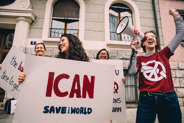  핵무기금지조약 발효에 기뻐하는 ICAN 활동가들 