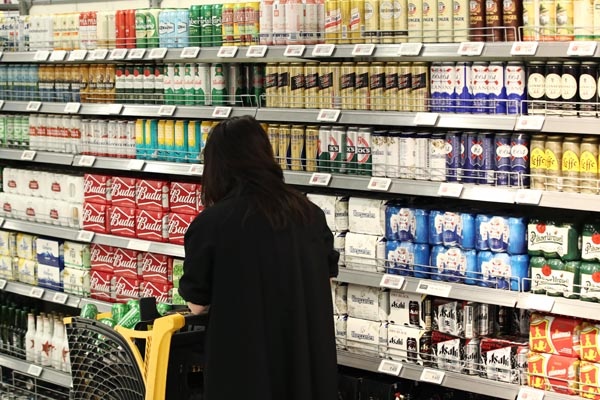  수입 맥주 판매가 가정용 생맥주와 과일향 맥주를 중심으로 다시 늘고 있는 것으로 나타났다. 이마트에 따르면 코로나19 사태 영향으로 '홈술'이 보편화하고 캠핑이 늘면서 가정용 생맥주가 지난해에 전년 대비 150% 이상 매출이 늘었고 올해 1월에는 230% 뛰었다. 과일향 맥주 매출도 지난해 12월 85%, 올해 1월에는 110% 증가했다. 사진은 2일 서울 이마트 용산점 주류 판매대에 진열된 수입 맥주.