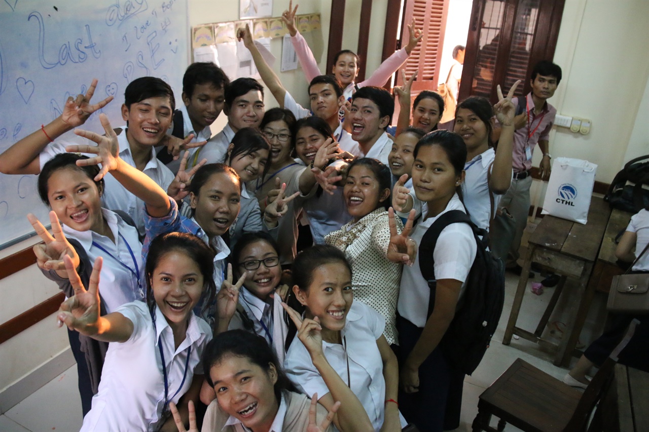  캄보디아 학생들 사이에서 환하게 웃고 있는 이미하 씨.