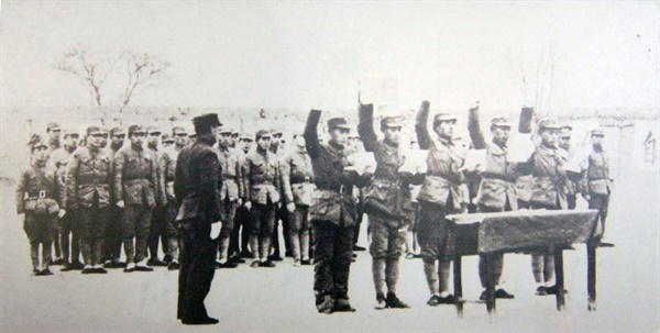  선서 중인 광복군 대원들. 정렬한 대원 중 맨 왼쪽에 작은 키의 여자 대원도 보인다.