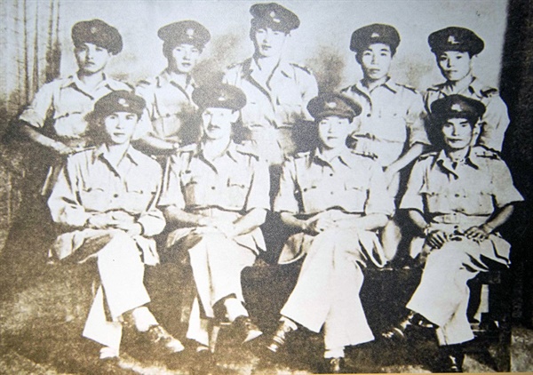  1943년 인도 뉴델리에서 교육을 받고 있는 광복군 인면공작대원과 영국군 교관.