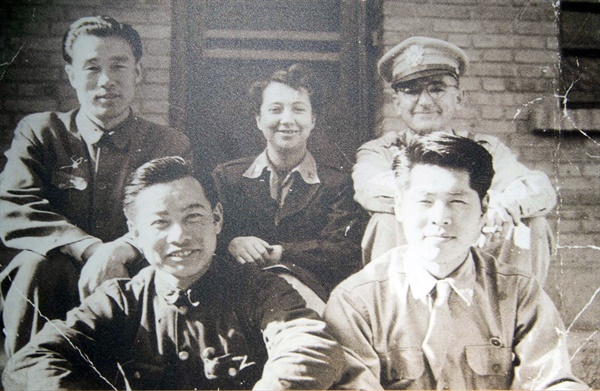  광복군 제3지대 대원들과 미국 전략사무국(OSS) 웜스 대위(뒷쪽 맨 오른쪽).1945년 7월 쿤밍.
