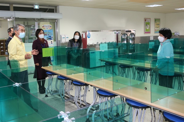  박종훈 교육감이 12일 진주지역 초등학교를 찾아 방역 상황 점검.