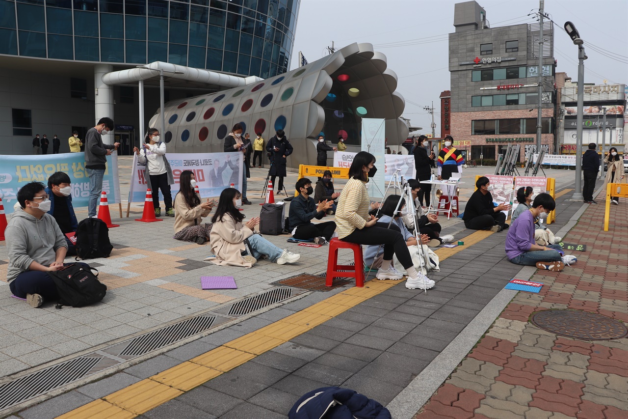 자주 선언 문화제에 참석한 참가자들 지난 6일 광주송정역 앞 광장에서 열린 "3.1 자주 선언 문화제"에서 참가자들이 문화제를 보기 위해 착석하고 있다.
