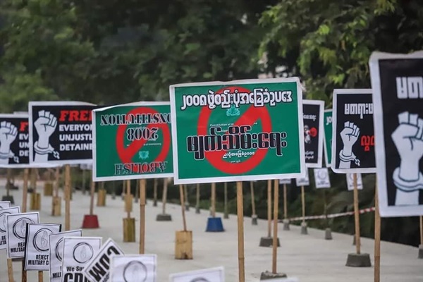  미얀마 ‘무인 팻말 시위’.