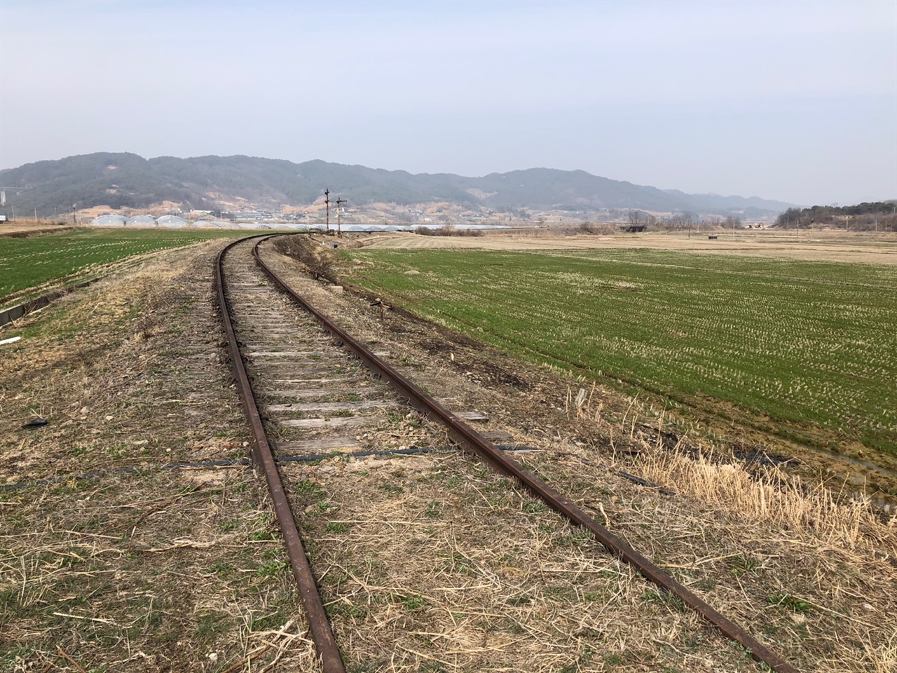 서도역 철길2 70년 동안 수많은 열차가 오고 갔던 철길, 평행선 레일이 풍경의 주인공이 되었다.
