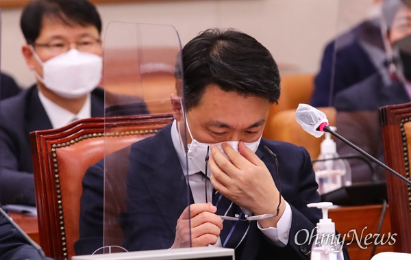  김진욱 고위공직자범죄수사처장이 16일 국회에서 열린 법제사법위원회 전체회의에 출석하고 있다.