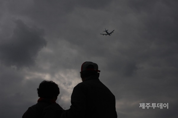  항공기 소음을 확인하기 위해 제주공항을 방문한 제2공항 피해지역 주민들.