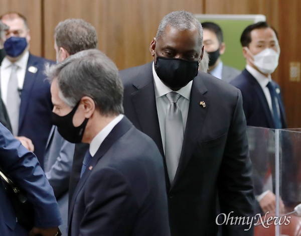지난 3월 18일 오전 서울 종로구 외교부 청사에서 열린 한미 외교·국방장관회의에 앞서 로이드 오스틴 국방장관이 자리로 향하고 있다.
