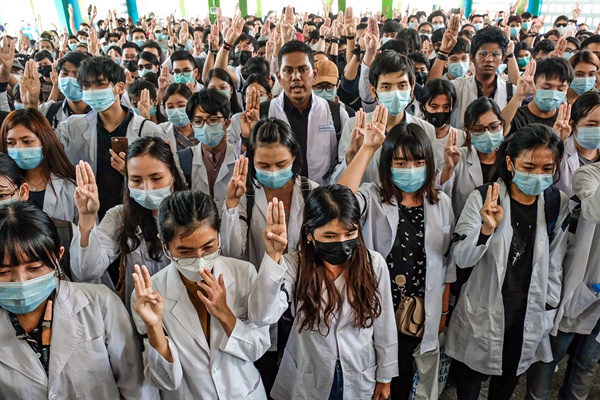 3월 14일 숨진 양곤대 의과대학 1학년 칸 네이 하잉(Khant Nya Hein)의 장례식이 이틀 뒤인 16일 양곤의 한 공원묘지에서 엄수됐다. 사진을 보내온 미얀마 사진기자 모임 'MPA(Myanmar Pressphoto Agency)'는 "가족과 수많은 의대생 동료들이 그와 함께했다"고 전했다. 
