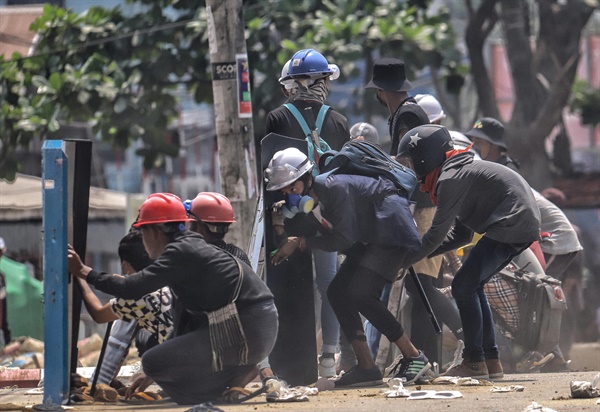  군부 쿠데타에 저항하고 있는 미얀마 양곤의 흘라잉따야(Hlaingthaya)의 3월 16일 모습. 이곳은 이틀 전인 14일 계엄령이 선포돼 수많은 사상자가 나온 지역이다. 미얀마 사진기자 모임 'MPA(Myanmar Pressphoto Agency)'는 "대규모 학살이 일어났음에도 시위는 여전히 진행되고 있다"며 "총에 맞아 숨진 31명의 장례식이 17일 공동묘지에서 진행됐다"고 전했다.