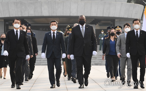  서욱 국방부 장관과 로이드 오스틴 미 국방장관이 18일 서울 동작구 국립서울현충원을 찾아 현충탑 참배를 마치고 이동하고 있다.