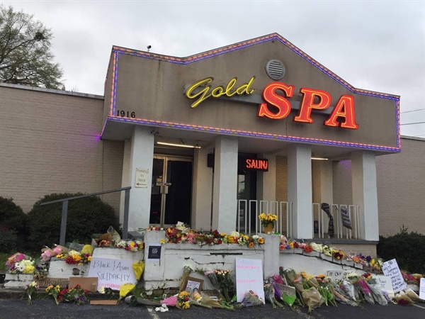 애틀란타 총격 현장에 놓인 꽃과 피켓 시민들이 골드 스파 앞에  헌화하고 있다