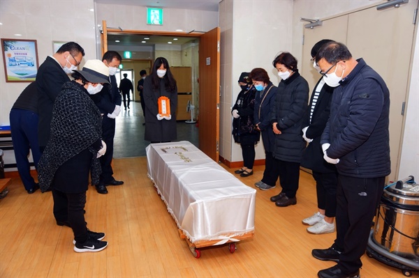 고려대구로병원장례식 고려대구로병원 장례식장에서 자원봉사자들의 의해 백씨의 장례가 진행되고 있다.