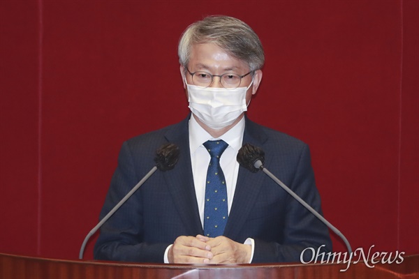  민형배 더불어민주당 의원이 24일 오후 서울 여의도 국회에서 열린 본회의에서 토론을 하고 있다. 
