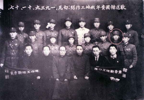 광복군 전신인 한국청년전지공작대가 1939년 11월 서안으로 떠나기 전 찍은 기념사진. 사진 속 가운뎃줄 우측 두번째 빨간색 원으로 표기한 남성이 엄익근 선생이다.