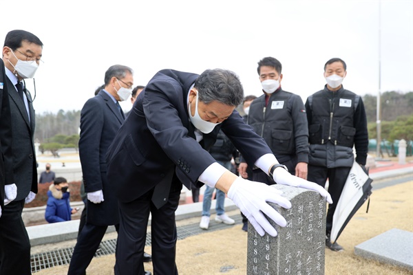 황기철 국가보훈처장은 지난 3월 4일 5.18민주묘지를 방문해 참배했다.
