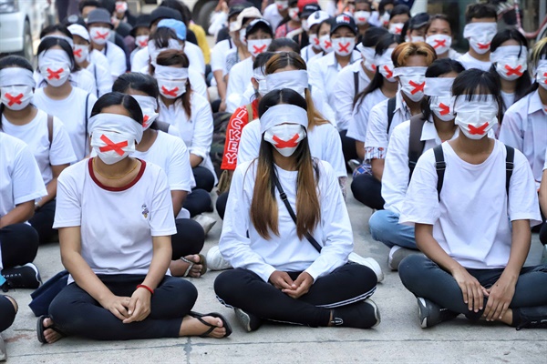  군부 쿠데타에 저항해 시민 불복종 운동을 진행 중인 미얀마인들이 3월 24일 침묵시위를 벌였다. 미얀마 최대도시 양곤의 따미네(Thamine)에서 청년들이 눈과 입을 가린 채 항의 의사를 표현하고 있다.
