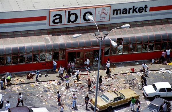 1992년 4월 30일 로드니 킹 폭행 사건 판결 이후 폭동이 시작된 첫날 로스앤젤레스 사우스-센트럴의 ABC 마켓이 사람들에게 약탈당하고 있다.