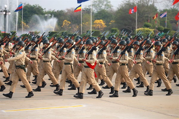  지난 27일 제76회 국군의 날을 맞아 미얀마 군인들이 행진하고 있다.