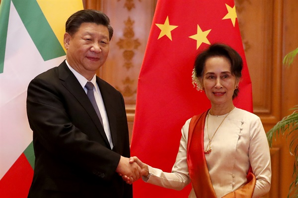 악수하는 시진핑과 아웅산 수치 미얀마 아웅산 수치 고문이 시진핑 중국 국가 주석이 2020년 1월 18일 만나 인사하고 있다.