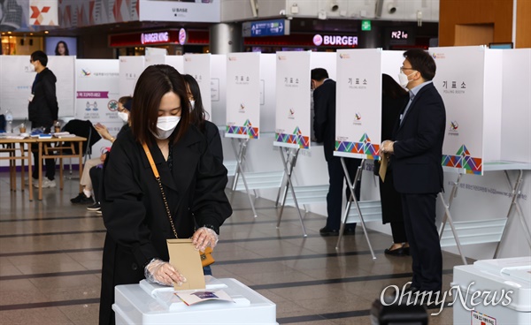서울시장보궐선거 사전투표일을 하루 앞둔 1일 오전 서울역사 내 마련된 남영동 사전투표소에서 모의 투표가 진행하고 있다.