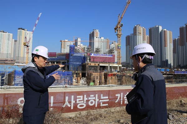  이헌욱 GH(경기주택도시공사) 사장이 건설공사 현장을 두러보고 있다. 