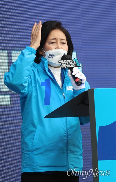  박영선 더불어민주당 서울시장 후보가 2일 서울 중구 남대문시장 앞 유세에서 지지를 호소하고 있다.