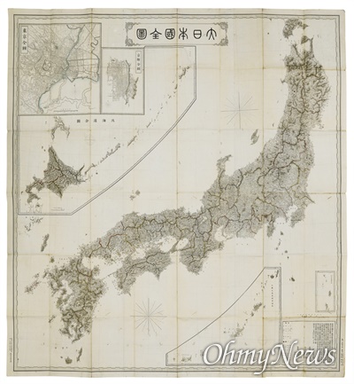  1881년 제작된 대일본국전도(大日本國全圖). 이 지도는 현재 일본 국토지리원의 전신인 내무성 지리국 지지과에서 제작한 것이다. 울릉도와 독도는 일본의 영토로 보지 않았기 때문에 측량을 하지 않았다. 그 결과 그의 이노도(伊能圖)에는 울릉도와 독도 두 섬이 제외되어 있다. 1877년의 태정관 지령에 독도는 일본 영토와 무관하다는 인식과 관련 있다.