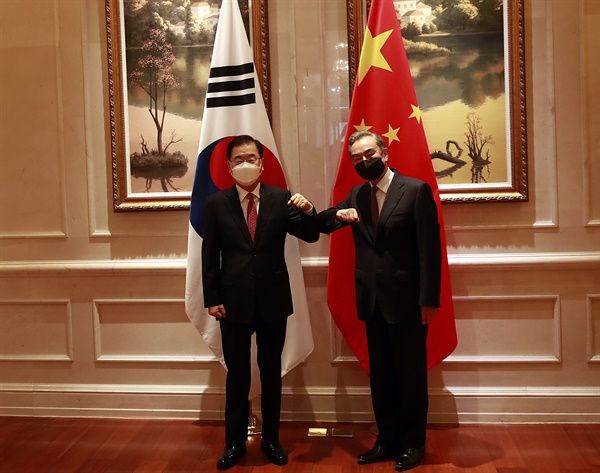 정의용 외교부 장관과 왕이 중국 국무위원 겸 외교부장이 지난 4월 3일 중국 샤먼 하이웨호텔에서 한중 외교장관 회담을 시작하기 전에 인사하고 있다.