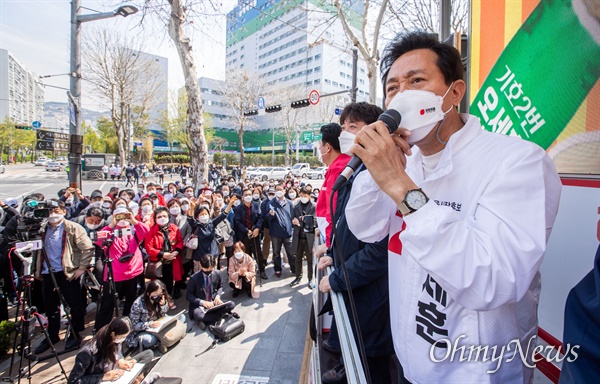 국민의힘 오세훈 서울시장 후보가 6일 오전 서울 노원구 상계백병원 앞 사거리에서 유세를 하고 있다.