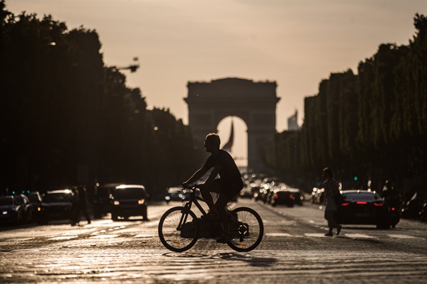  2020년 5월 27일 한 남성이 프랑스의 신종 코로나바이러스 감염증(코로나19) 봉쇄 조치가 완화되자 자전거를 타고 파리 8구 샹젤리제 거리의 개선문을 지나가고 있다.
