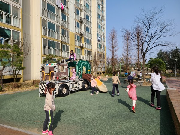  아이들이 다함께 돌봄 봉담센터 청소 및 소독 시간에 놀이터에서 선생님과 신나게 놀고 있다.