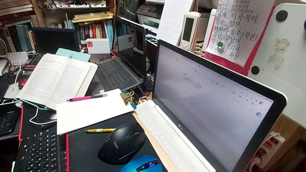 매일 1개 이상의 기사를 오마이뉴스에 올리는 김종성 기자는 4대의 컴퓨터로 역사 자료를 정리하면서 글을 쓴다.