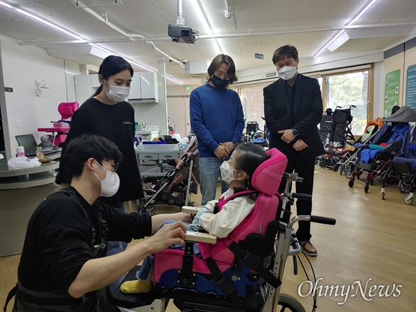  지난 4월 13일 노틀담복지관의 자세유지센터에서는 90도 회전으로 양대면이 가능한 휠체어를 개발해 학생에게 전달했다.
