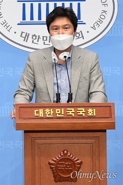더불어민주당 김해영 전 의원이 2021년 4월 14일 서울 여의도 국회 소통관에서 '부산 선출직공직자 부동산 비리조사 특별기구'와 관련해 기자회견을 하고 있다.