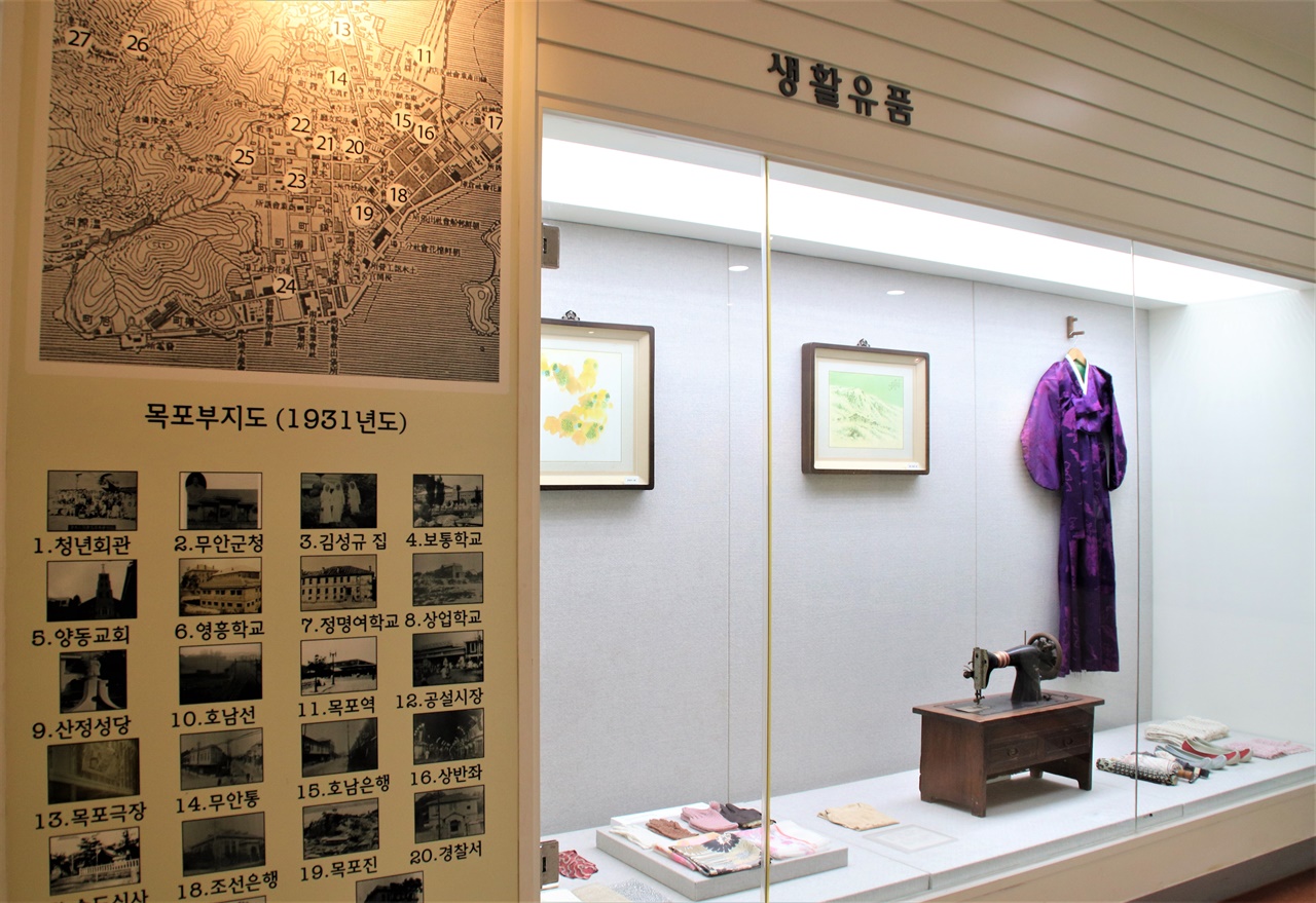 목포문학관 박화성의 생활용품을 전시해 놓은 공간이다. 좌측으로는 1931년도의 목포부 지도를 그려놓고 있다. 